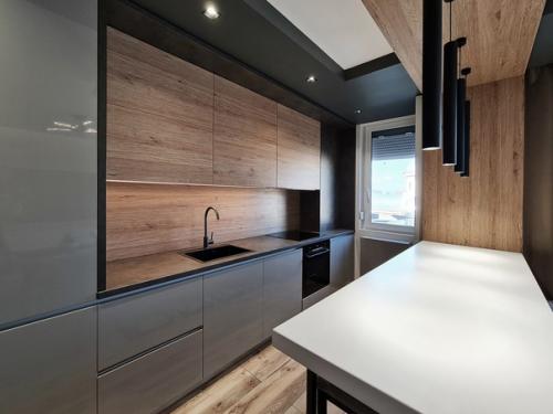 Крутой современный интерьер кухни - гостиной в квартире молодой и креативной семейной пары. 01