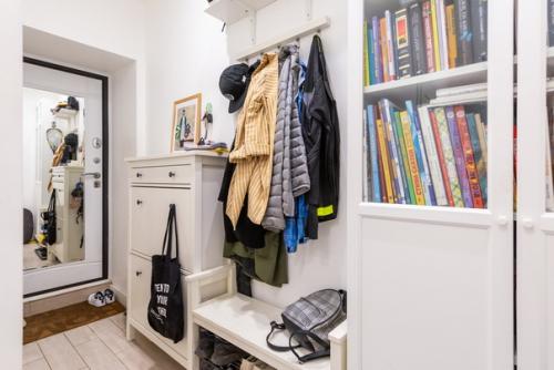 Уютная двухкомнатная квартира Хрущевской планировки, где живет молодая пара с ребенком и собакой. 09