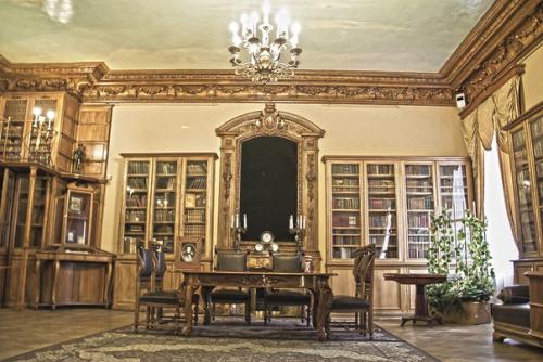 Кабинет князя с библиотекой и интерьеры секретарской на мужской половине юсуповского дворца на мойке.