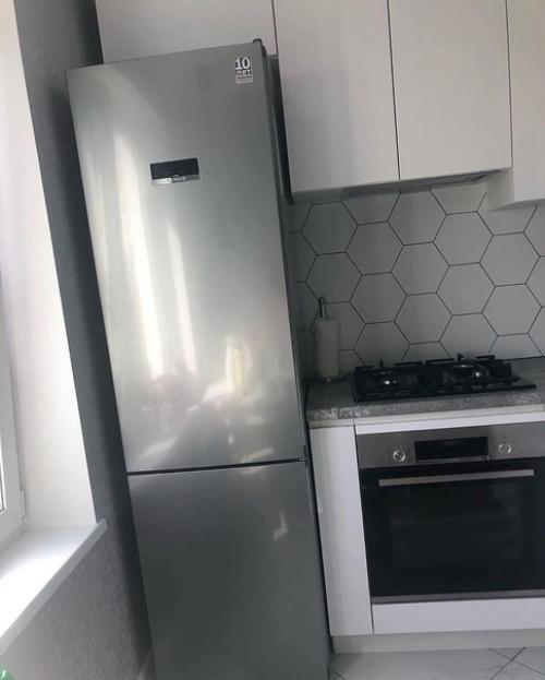 Мне лично понравилась птичка на стене в гостиной. 08