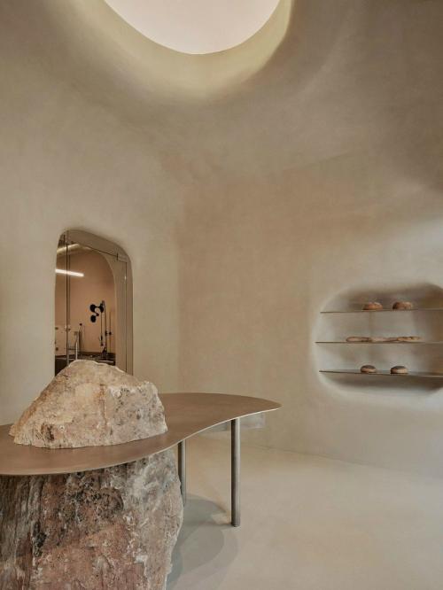 Небольшая пекарня в центре Мадрида удивляет интерьером, сочетающим природные мотивы и футуризм. 01