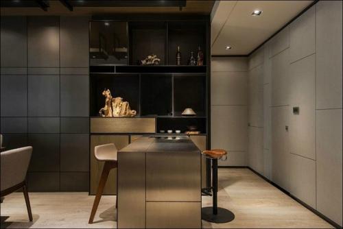 Камень, кожа и дерево в темном интерьере квартиры. 05