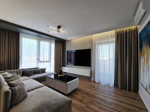 Крутой современный интерьер кухни - гостиной в квартире молодой и креативной семейной пары. 05