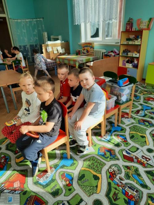 В рамках реализации программы Семья - это Мы дошкольники продолжают играть в сюжетно - ролевую игру новоселье. 03