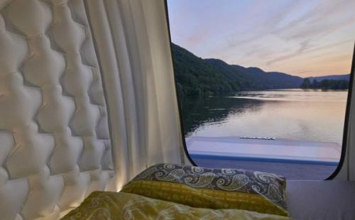 Кровать под крышей и панорамные окна - вот автодом будущего. 04