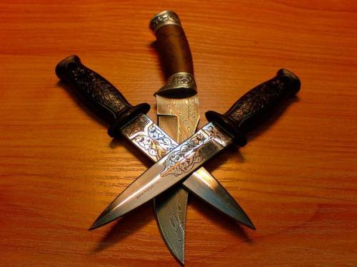 Что может быть наиболее нужным и универсальным предметом обихода, как не ножи.  