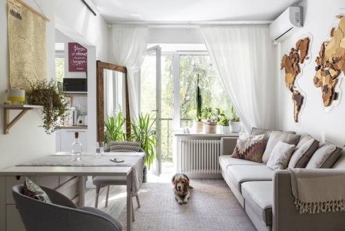 Уютная двухкомнатная квартира Хрущевской планировки, где живет молодая пара с ребенком и собакой. 02