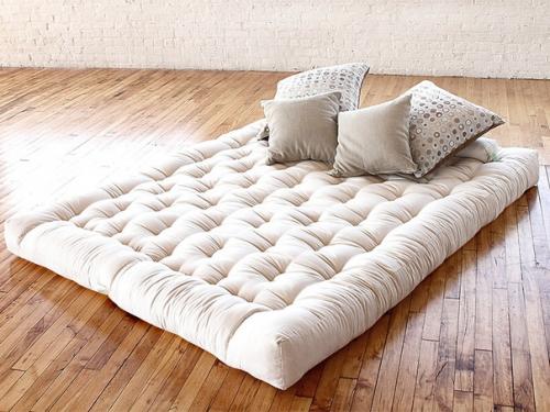 Рассматривая картинки диванов/кроватей, я поймала себя на мысли, что не совсем понимаю, что такое Futon /'fu: t n/. 02