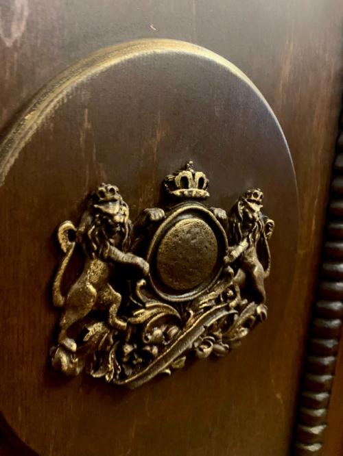 Красивая гостиная получилась у моих друзей из старинных отреставрированных предметов интерьера. 02