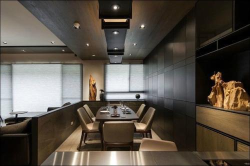 Камень, кожа и дерево в темном интерьере квартиры. 06