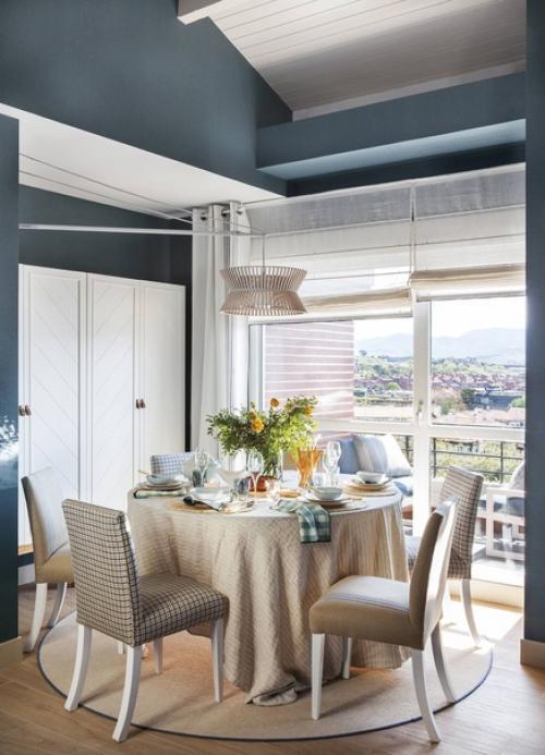 Синий цвет и его оттенки стали ключевыми в ремонте этой квартиры. 02