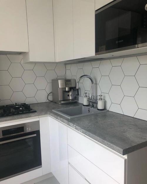 Мне лично понравилась птичка на стене в гостиной. 07