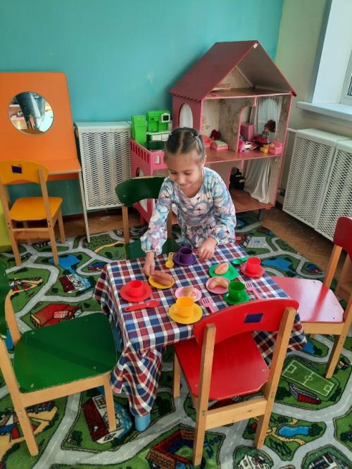 В рамках реализации программы Семья - это Мы дошкольники продолжают играть в сюжетно - ролевую игру новоселье. 01