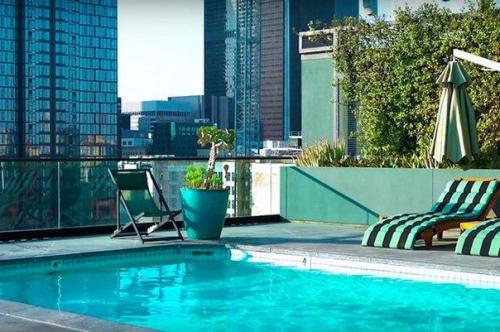 Джонни депп до сих пор продает свой уникальный пентхаус в Лос-анджелесе за 12 миллионов долларов. 06