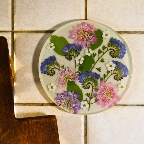 Маленькие цветочные панно симпатично смотрятся в интерьере кухни. 01