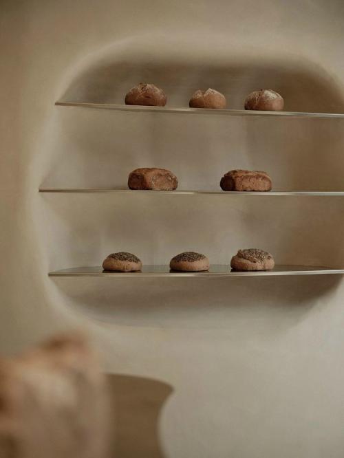 Небольшая пекарня в центре Мадрида удивляет интерьером, сочетающим природные мотивы и футуризм. 02