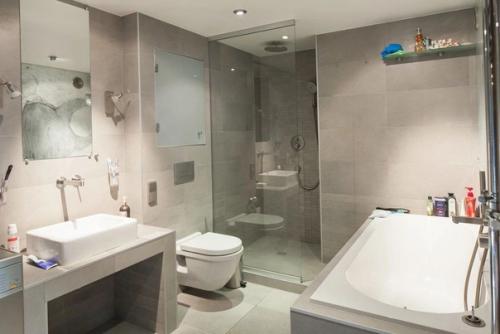 Двухуровневая квартира со светлым интерьером, скошенным потолком и деревянной мебелью. 09