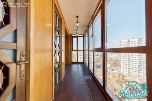 Бабочки на стенах, панорамный балкон и четыре спальни. 07