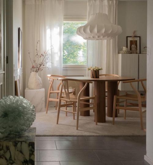 Этот уютный дом представляет собой компромисс из тёплых бежевых оттенков и стильного фирменного скандинавского декора. 07