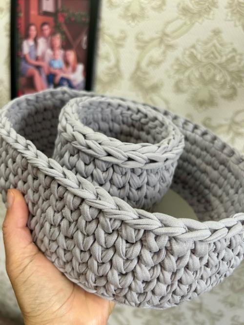 Обожаю корзины из пряжи или шнура, использую их не , внимание, только в своем интерьере, но и вяжу на заказ. 01