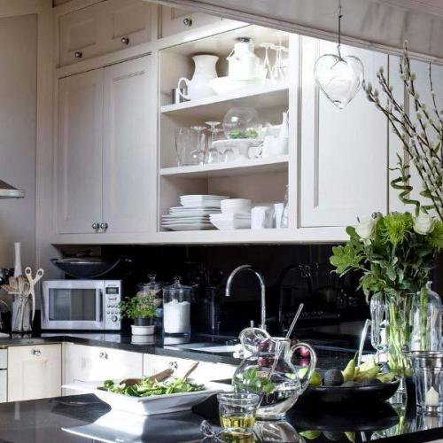 Благодаря сочетанию светлых и темных поверхностей, а также различных фактур, эта квартира выглядит объемно. 02