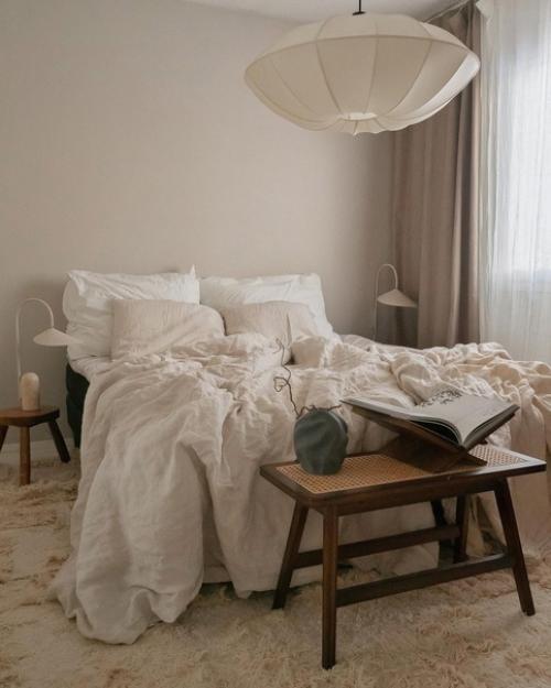 Этот уютный дом представляет собой компромисс из тёплых бежевых оттенков и стильного фирменного скандинавского декора. 01