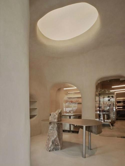 Небольшая пекарня в центре Мадрида удивляет интерьером, сочетающим природные мотивы и футуризм. 06