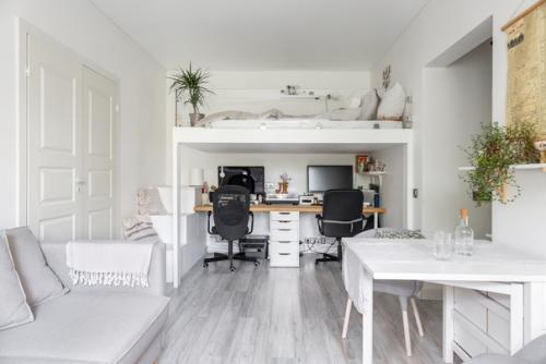 Уютная двухкомнатная квартира Хрущевской планировки, где живет молодая пара с ребенком и собакой. 04