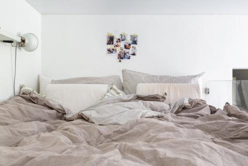 Уютная двухкомнатная квартира Хрущевской планировки, где живет молодая пара с ребенком и собакой. 05