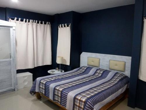 Примерно год тому назад ( \- три месяца) мы с Димой затеяли историю с покраской дома. 08 Примерно год тому назад ( \- три месяца) мы с Димой затеяли историю с покраской дома. 08