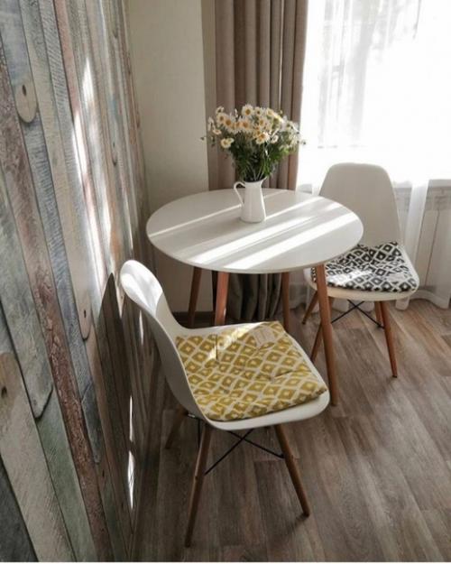 Маленькая светлая кухня 5 кв. 01