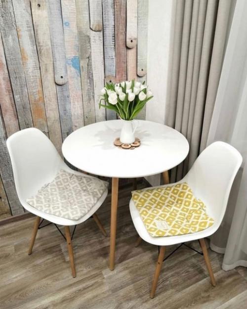 Маленькая светлая кухня 5 кв. 09