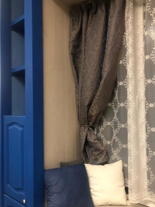 А вы знали, что обычный оконный проём можно превратить в любимый уголок спальни. 03