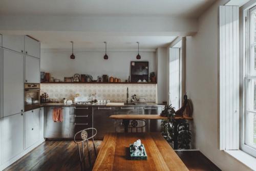 Лондонская квартира в светлых тонах стала отражением путешествий и воспоминаний хозяев. 01