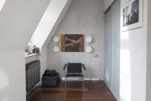 Двухуровневая квартира со светлым интерьером, скошенным потолком и деревянной мебелью. 06