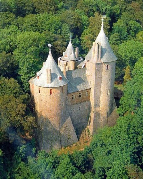 На юге уэлльса можно найти замок из рыцарских сказок - Castell Coch. 04