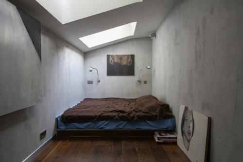 Двухуровневая квартира со светлым интерьером, скошенным потолком и деревянной мебелью. 05