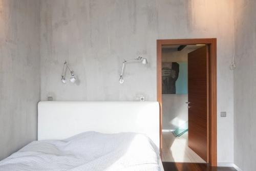 Двухуровневая квартира со светлым интерьером, скошенным потолком и деревянной мебелью. 08