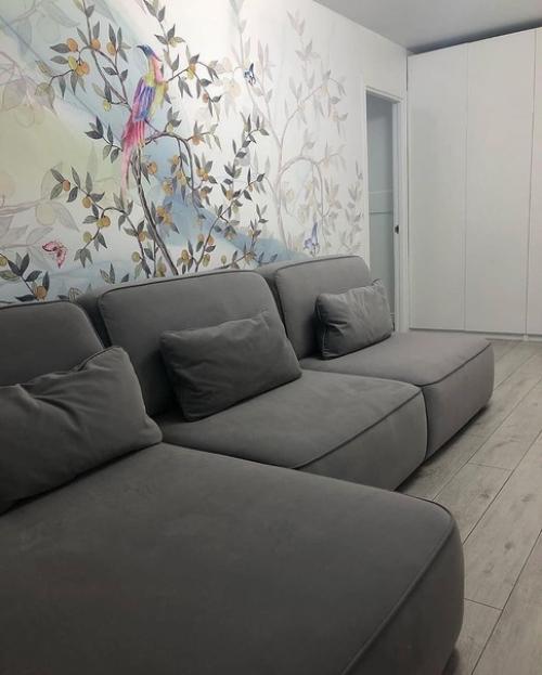 Мне лично понравилась птичка на стене в гостиной. 02