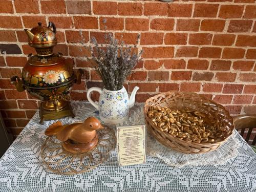 Купеческая Усадьба - Чайная в Задонске - это ресторан русской кухни, расположенный в историческом здании в центре города. 02