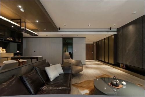 Камень, кожа и дерево в темном интерьере квартиры. 04