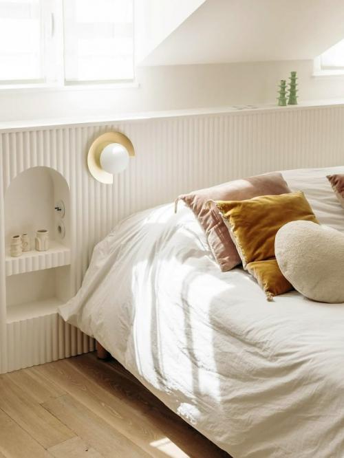 А как вам идея оформить изголовье кровати так, чтобы оно стало главным акцентом спальни?