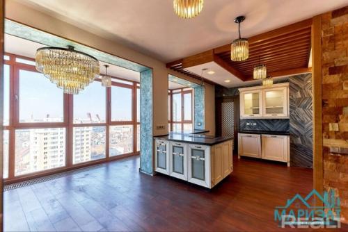 Бабочки на стенах, панорамный балкон и четыре спальни. 01