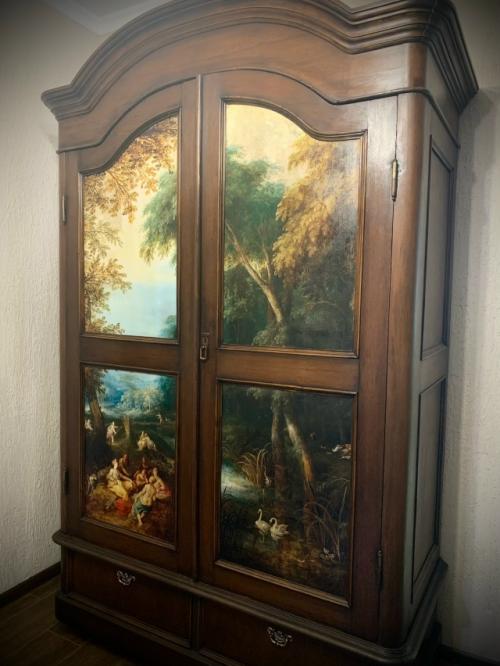 Красивая гостиная получилась у моих друзей из старинных отреставрированных предметов интерьера. 06