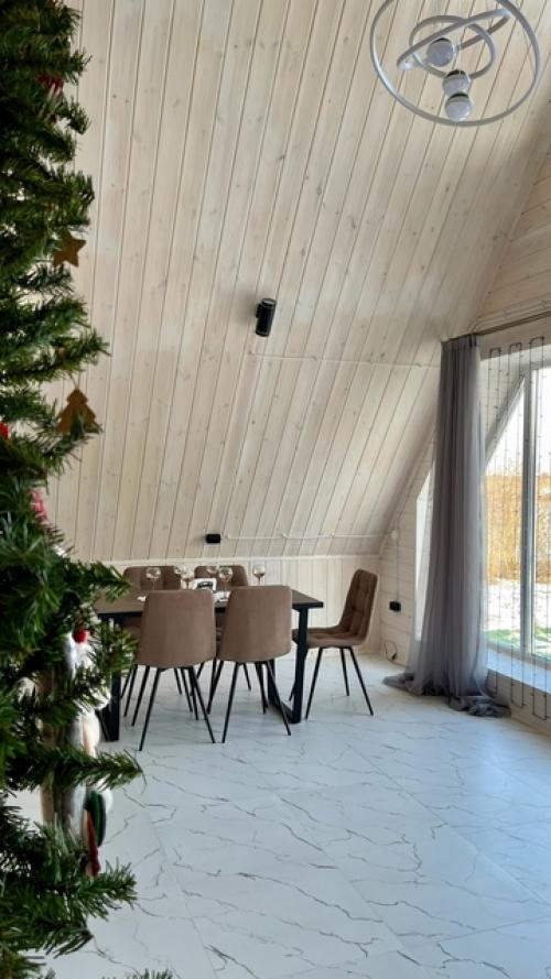 A - Frame дом, словно драгоценный кристалл, вписанный в ландшафт, притягивает взгляд своей необычной формой. 01