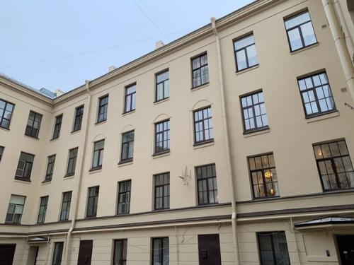 В доме в Петербурге, где я живу, наконец - то закончился ремонт фасадов. 02