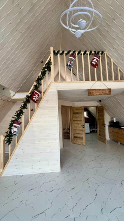 A - Frame дом, словно драгоценный кристалл, вписанный в ландшафт, притягивает взгляд своей необычной формой. 02