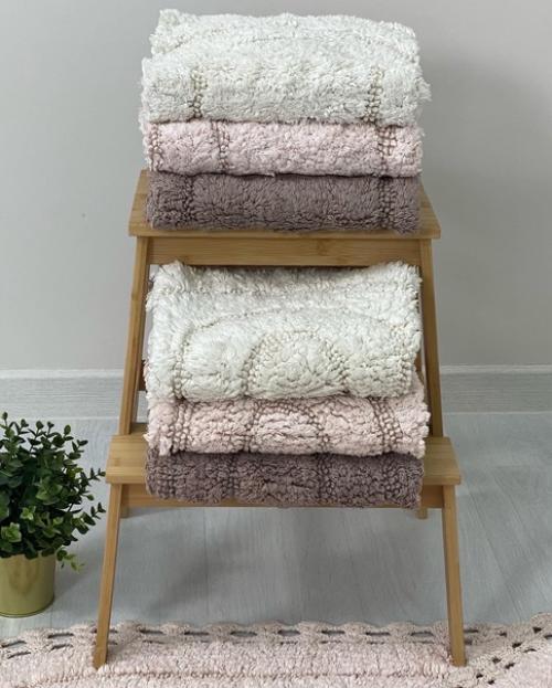 Мягкие хлопковые коврики - это незаменимый предмет интерьера для ванной, спальни, детской или гостиной. 02