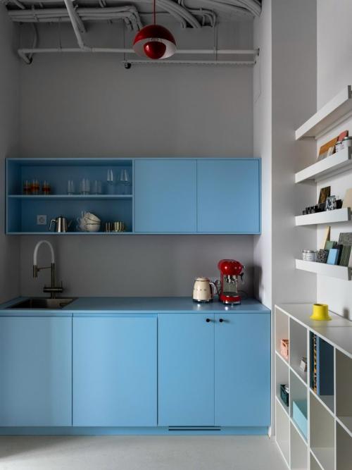 Этот офис - не просто рабочее пространство, а визуальное продолжение философии студии. 04