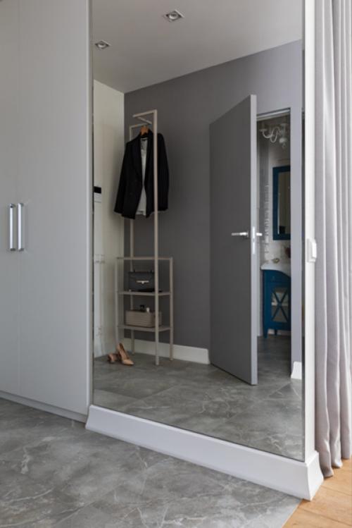 Чтобы увеличить пространство, в этой однокомнатной квартире демонтировали все перегородки и превратили ее в студию. 06